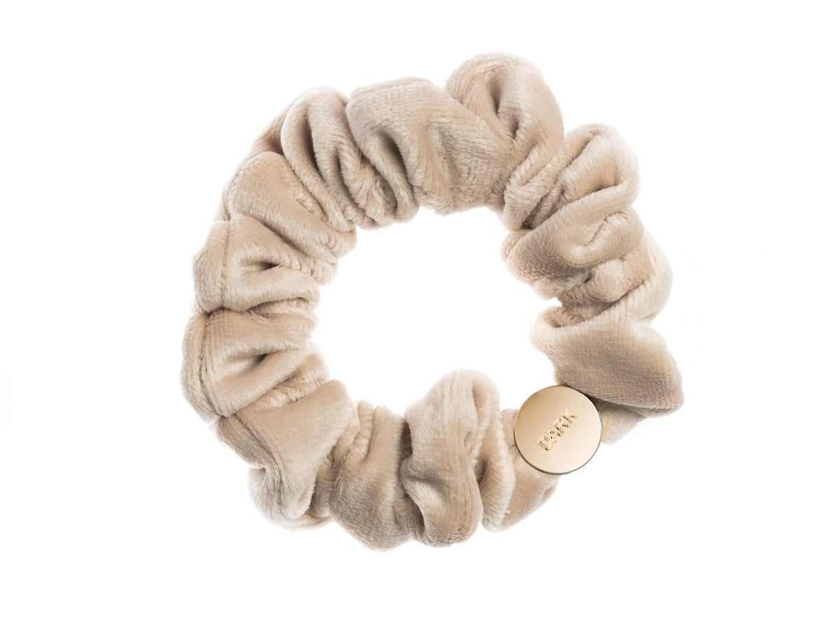 Bilde av Dark Mini Velvet Scrunchie Hair Braid Sand