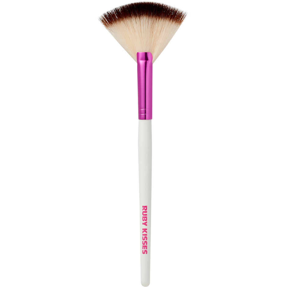Ruby Kisses Fan Brush